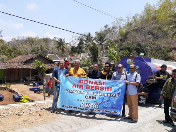 Sedekah air bersih jamaah masjid Al ikhlas CRM bekerjasama dengan IWRG( info warga rongkop girisubo) gunung kidul