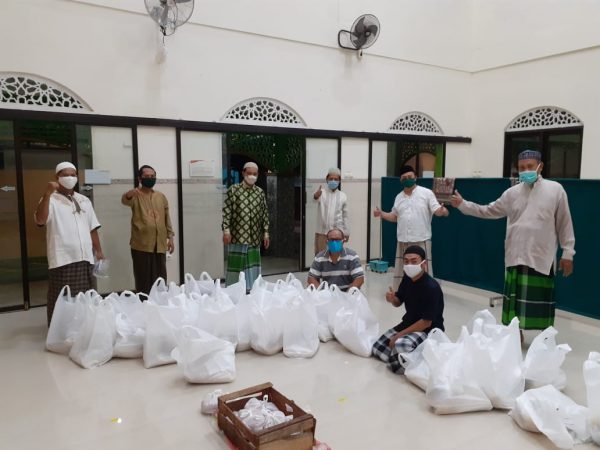 Berbagi sembako dampak covid19 warga muslim CRM